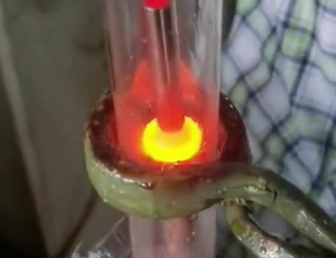 通過(guò)手持式高頻加熱機(jī)在氮?dú)獗Ｗo(hù)下焊接銅管，可以獲得高質(zhì)量的焊縫，提高產(chǎn)品的性能和可靠性