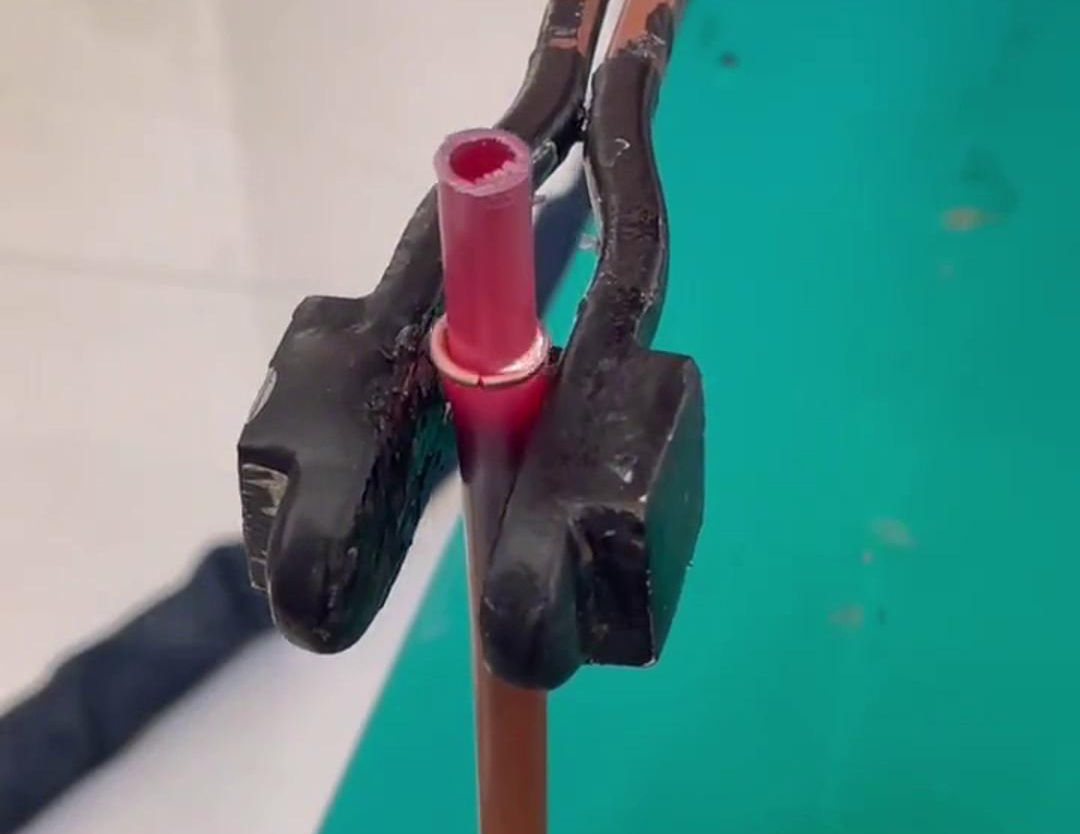 散熱器銅管對(duì)接焊用手持式高頻機(jī)，只要三秒就可以焊接完成，看一看效果如何
