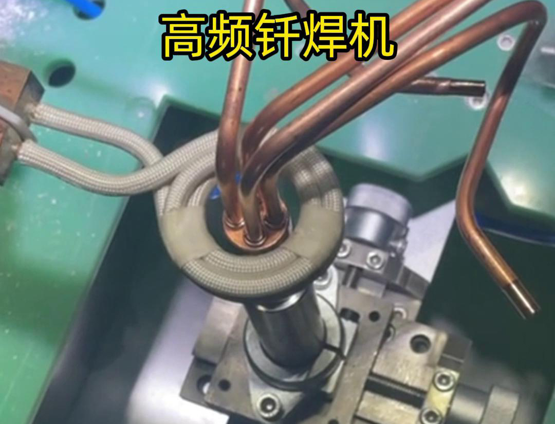 在雙工位自動(dòng)感應(yīng)釬焊設(shè)備中，每個(gè)工位都配備了獨(dú)立的感應(yīng)加熱系統(tǒng)和釬焊工具，確保兩個(gè)工位可以同時(shí)進(jìn)行焊接作業(yè)
