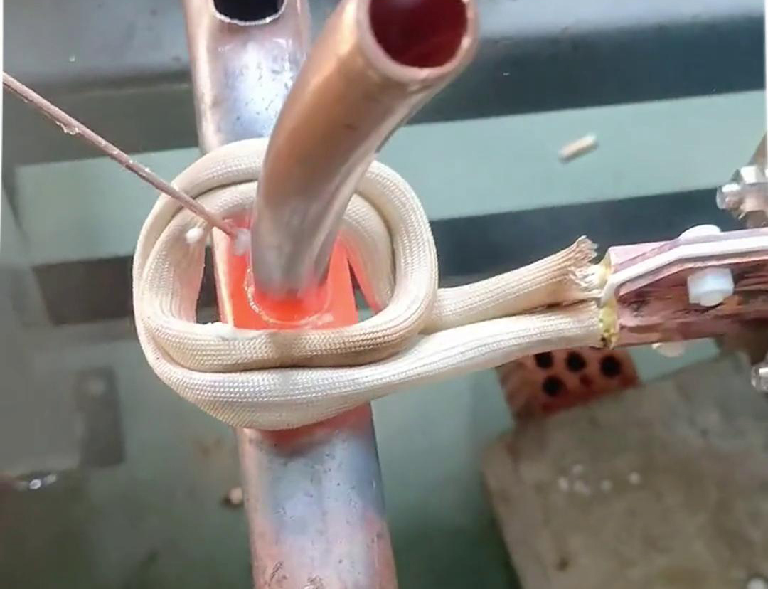 這款手持式高頻焊機(jī)就不一樣了，它焊接銅管操作簡(jiǎn)單，新手幾分鐘就能學(xué)會(huì)